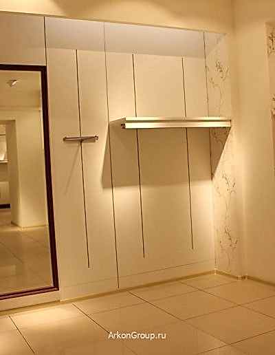 Фото Монтаж декоративных элементов: зеркала, картины, таблички.