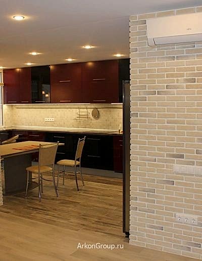 Фото Совмещенная гостиная и кухня. Стены облицованы декоративным кирпичом.