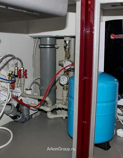 Фото Монтаж сантехники на кухне:осмос, водонагреватель, раковина. Все трубы подписаны.