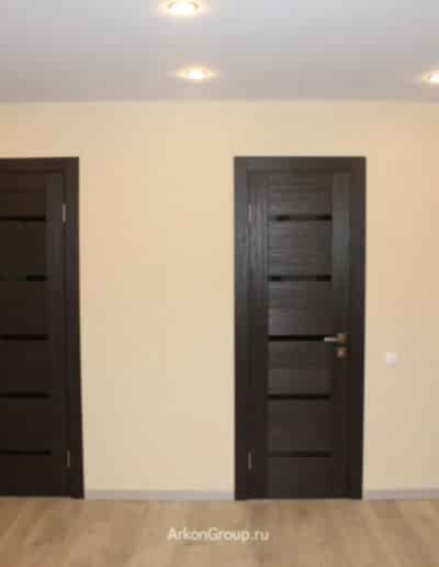 Фото Замена стекол в дверях. Установка межкомнатных дверей. Монтаж МДФ плинтуса.