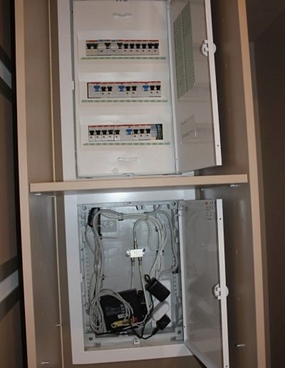 Фото Монтаж электрического щитка. Установка отдельного щитка для малоточных систем (интернет, тв). Все автоматы с цифровым обозначением, расшифровка на дверце.